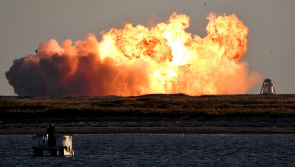 Tên lửa siêu nặng đầu tiên Starship SN8 của công ty SpaceX, phát nổ trong một chuyến bay thử nghiệm ở Boca Chica, Texas - Sputnik Việt Nam