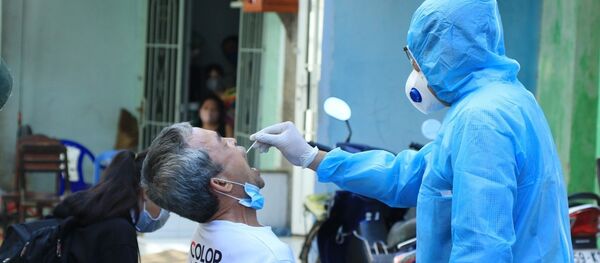 Nhân viên y tế lấy mẫu xét nghiệm người dân trong khu vực Lô E, Lò Gốm (Phường 7, Quận 6).  - Sputnik Việt Nam