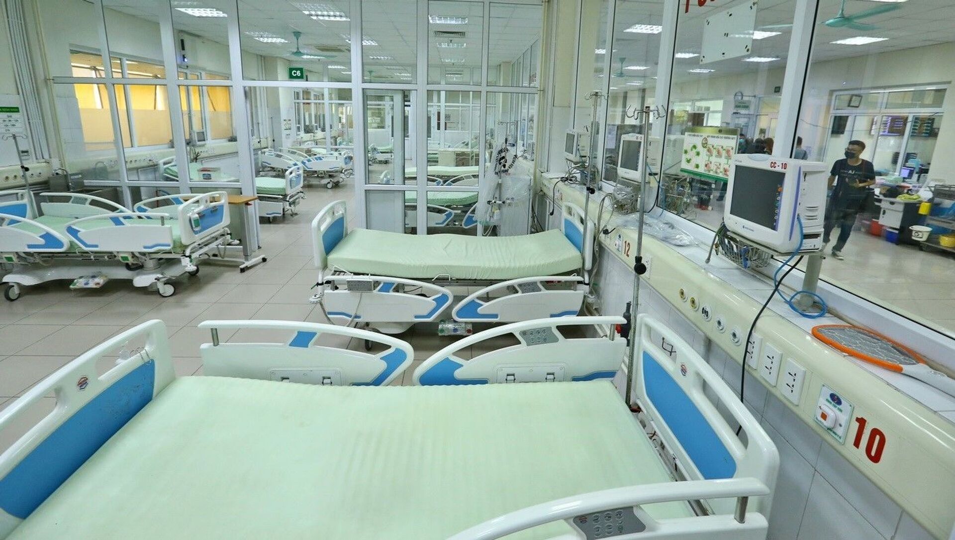 Tại cơ sở Kim Chung, bố trí ngay các vòng điều trị, gồm bệnh nhân dương tính nặng, bệnh nhân dương tính có tồn thương phổi, bệnh nhân dương tính, bệnh nhân nghi nhiễm; Tổ chức 3 vòng điều trị, chăm sóc theo dõi bệnh nhân gồm phòng lõi, vòng đệm và vòng ngoài, đảm bảo hạn chế tối đa việc lây nhiễm chéo sắp xếp nhân lực phù hợp đảm bảo chủ động, có dự phòng khi số lượng bệnh nhân tăng - Sputnik Việt Nam, 1920, 06.02.2021