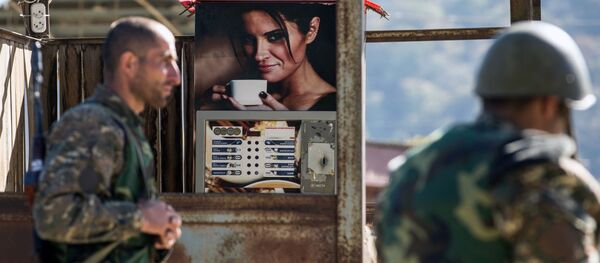 Những người đàn ông có vũ trang ở làng Chanakhchi ở Nagorno-Karabakh - Sputnik Việt Nam