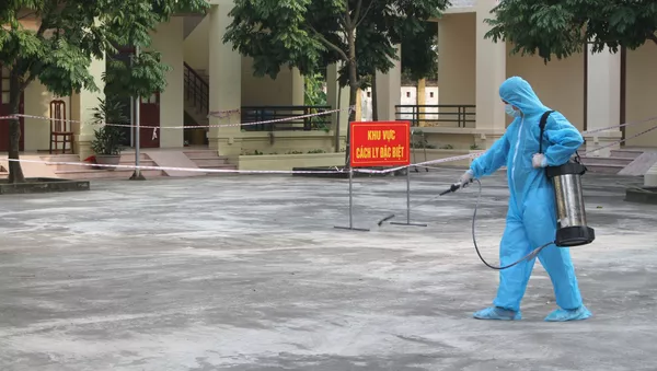 Cán bộ y tế phun hóa chất khử trùng tại khu vực cách ly, điều trị bệnh nhân dương tính với virus SARS-CoV-2 - Sputnik Việt Nam