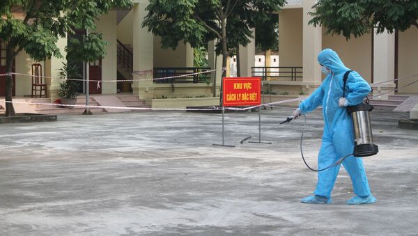 Cán bộ y tế phun hóa chất khử trùng tại khu vực cách ly, điều trị bệnh nhân dương tính với virus SARS-CoV-2 - Sputnik Việt Nam