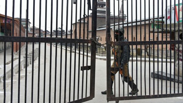 Người lính Ấn Độ tại nhà thờ Hồi giáo Jamia Masjid ở Srinagar, Kashmir - Sputnik Việt Nam