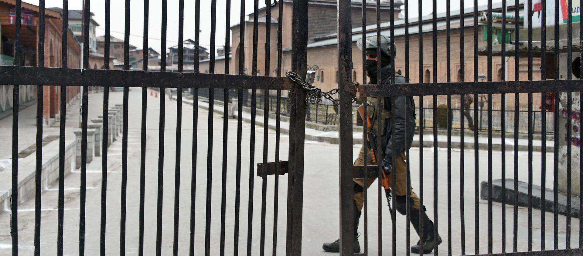 Người lính Ấn Độ tại nhà thờ Hồi giáo Jamia Masjid ở Srinagar, Kashmir Người lính Ấn Độ tại nhà thờ Hồi giáo Jamia Masjid ở Srinagar, Kashmir - Sputnik Việt Nam, 1920, 13.12.2020