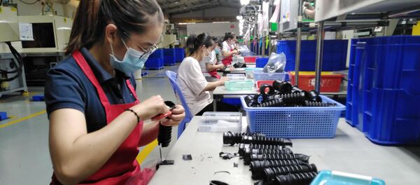 Công nhân hoàn thiện linh kiện giảm chấn băng cao su kỹ thuật cao tại nhà máy của Công ty TNHH Tương Lai. Công nhân hoàn thiện linh kiện giảm chấn băng cao su kỹ thuật cao tại nhà máy của Công ty TNHH Tương Lai. - Sputnik Việt Nam