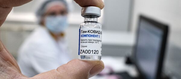 Một nhân viên y tế trình diễn Thành phần 1 của vắc-xin Sputnik V coronavirus tại trung tâm tiêm chủng của một phòng khám đa khoa thành phố ở Moscow Một nhân viên y tế trình diễn Thành phần 1 của vắc-xin Sputnik V coronavirus tại trung tâm tiêm chủng của một phòng khám đa khoa thành phố ở Moscow - Sputnik Việt Nam