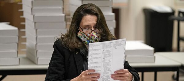 Một nhân viên đeo mặt nạ bảo vệ tại một điểm bỏ phiếu ở Hoa Kỳ ở Thành phố Salt Lake - Sputnik Việt Nam