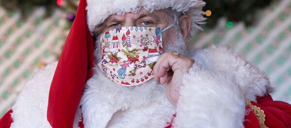 Luật sư hóa trang thành ông già Noel tại trung tâm mua sắm Bay Terrace ở New York - Sputnik Việt Nam