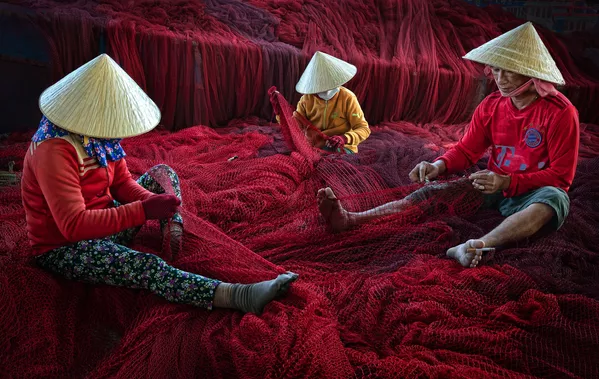 Vá lưới đỏ - nhiếp ảnh gia Việt Nam Lý Hoàng Long, trong danh sách hạng mục Con người của cuộc thi «Earth Photo» 2020 Vá lưới đỏ - nhiếp ảnh gia Việt Nam Lý Hoàng Long, trong danh sách hạng mục Con người của cuộc thi «Earth Photo» 2020 - Sputnik Việt Nam