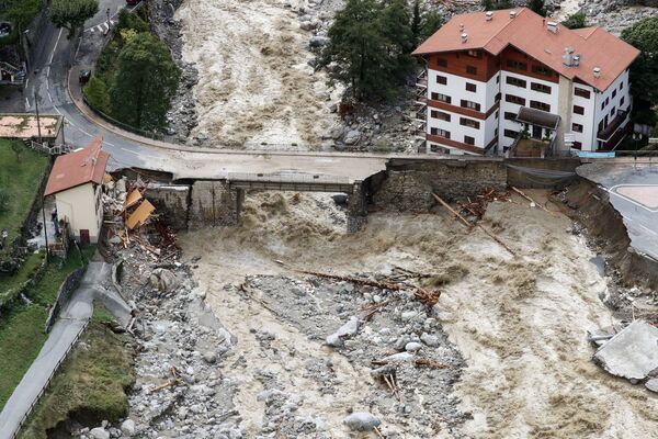 Cảnh chụp từ trên không: sự tàn phá của lũ lụt ở Saint-Martin-Vésubie, vùng Alpes-Maritimes ở Pháp - Sputnik Việt Nam