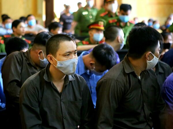 Bản án “nghiêm khắc”: Tuyên án 19 bị cáo vụ Tuấn ‘khỉ’ bắn chết 5 người ở Củ Chi Bản án “nghiêm khắc”: Tuyên án 19 bị cáo vụ Tuấn ‘khỉ’ bắn chết 5 người ở Củ Chi - Sputnik Việt Nam
