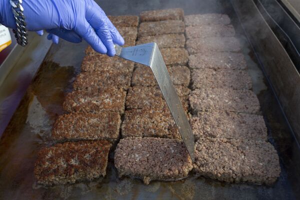 Hương vị của sự thay đổi: Thịt từ phòng thí nghiệm thay vì cốt-lết? - Sputnik Việt Nam