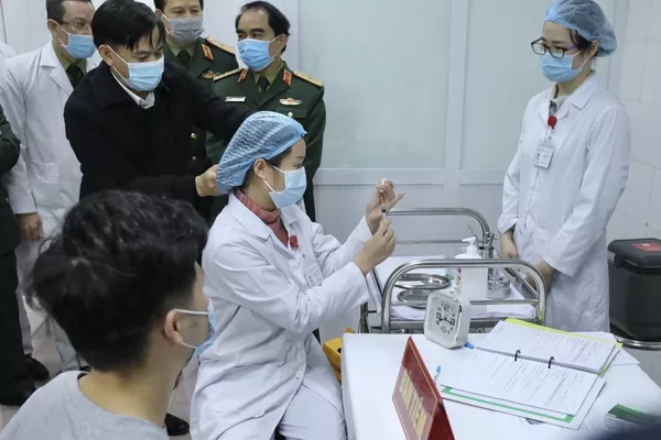 Bác sĩ chuẩn bị tiêm mũi vaccine Nanocovax ngừa COVID-19 đầu tiên cho tình nguyện viên. Đây là vaccine đầu tiên của Việt Nam được đưa vào thử nghiệm lâm sàng Bác sĩ chuẩn bị tiêm mũi vaccine Nanocovax ngừa COVID-19 đầu tiên cho tình nguyện viên. Đây là vaccine đầu tiên của Việt Nam được đưa vào thử nghiệm lâm sàng - Sputnik Việt Nam
