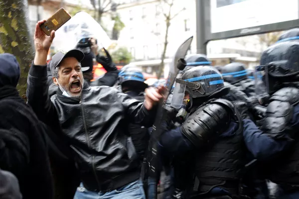 Người biểu tình và cảnh sát ở Paris Người biểu tình và cảnh sát ở Paris - Sputnik Việt Nam