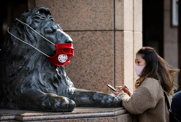 Người phụ nữ đeo khẩu trang bảo vệ trước bức tượng ở Tokyo Người phụ nữ đeo khẩu trang bảo vệ trước bức tượng ở Tokyo - Sputnik Việt Nam