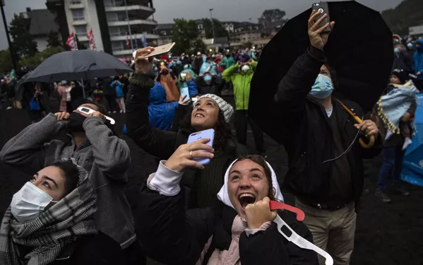 Mọi người theo dõi nhật thực toàn phần ở Chile Mọi người theo dõi nhật thực toàn phần ở Chile - Sputnik Việt Nam