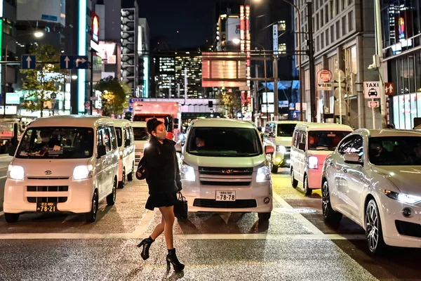 Người phụ nữ đeo khẩu trang băng qua đường ở Tokyo Người phụ nữ đeo khẩu trang băng qua đường ở Tokyo - Sputnik Việt Nam