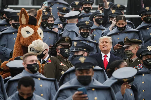 Tổng thống Hoa Kỳ Trump giữa các học viên Quân đội Hoa Kỳ ở West Point Tổng thống Hoa Kỳ Trump giữa các học viên Quân đội Hoa Kỳ ở West Point - Sputnik Việt Nam