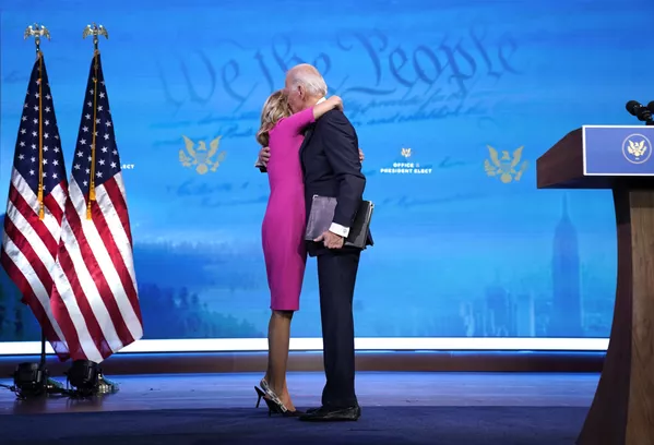 Ông Joe Biden ôm bà vợ Jill Biden Ông Joe Biden ôm bà vợ Jill Biden - Sputnik Việt Nam