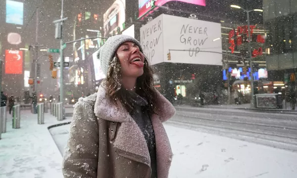 Du khách đón tuyết rơi trên Quảng trường Thời đại ở New York Du khách đón tuyết rơi trên Quảng trường Thời đại ở New York - Sputnik Việt Nam