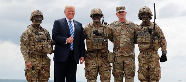 Tổng thống Mỹ Trump giơ ngón tay cái lên tạo dáng với quân đội - Sputnik Việt Nam