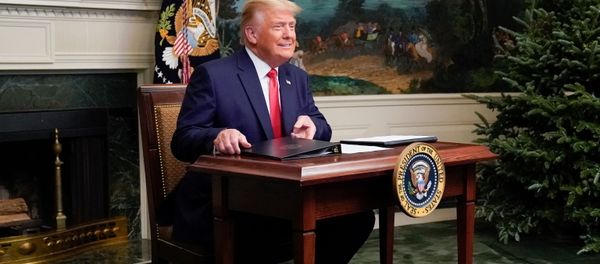 Tổng thống Mỹ Donald Trump trong cuộc hội đàm qua điện thoại tại Nhà Trắng - Sputnik Việt Nam