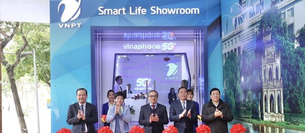 Đại biểu thực hiện nghi thức cắt băng khai trương khu trải nghiệm 5G của Vinaphone tại Lễ công bố. Đại biểu thực hiện nghi thức cắt băng khai trương khu trải nghiệm 5G của Vinaphone tại Lễ công bố. - Sputnik Việt Nam