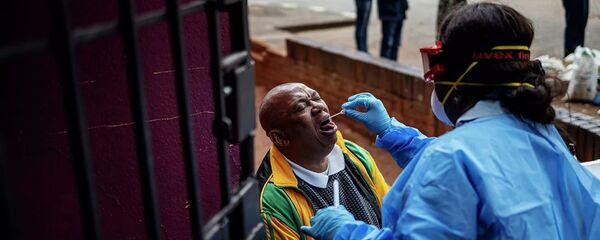 Nhân viên y tế làm xét nghiệm coronavirus cho người dân Johannesburg, Nam Phi. - Sputnik Việt Nam
