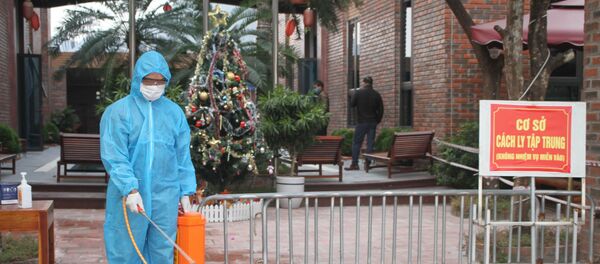 Thường xuyên phun hóa chất khử trùng tại Khách sạn Cozynibi, xã Ninh Hải, huyện Hoa Lư, tỉnh Ninh Bình. Thường xuyên phun hóa chất khử trùng tại Khách sạn Cozynibi, xã Ninh Hải, huyện Hoa Lư, tỉnh Ninh Bình. - Sputnik Việt Nam