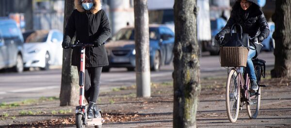 Cô gái đeo khẩu trang trên đường phố Stockholm. - Sputnik Việt Nam