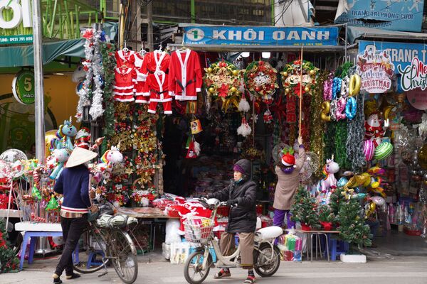 Bán đồ trang trí Noel và Năm mới trên đường phố Hà Nội - Sputnik Việt Nam