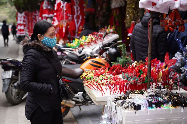 Bán đồ trang trí Noel và Năm mới trên đường phố Hà Nội - Sputnik Việt Nam