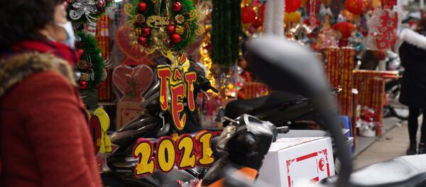 Bán đồ trang trí Noel và Năm mới trên đường phố Hà Nội - Sputnik Việt Nam