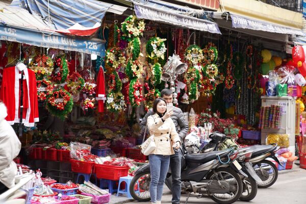 Không khí trước kỳ nghỉ lễ trên đường phố Hà Nội - Sputnik Việt Nam