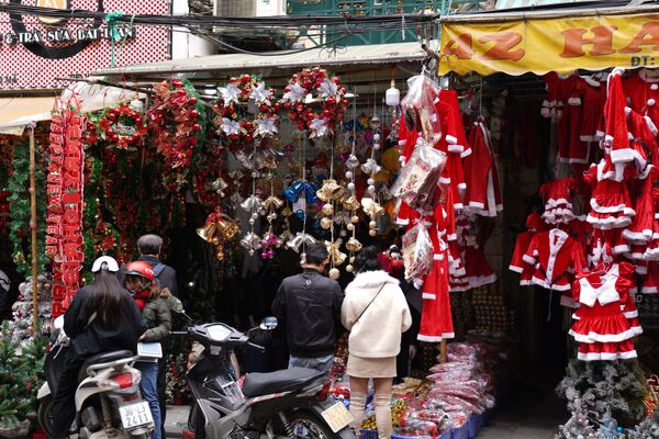 Người Hà Nội mua đồ trang trí Giáng sinh - Sputnik Việt Nam