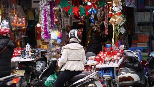 Người Hà Nội mua đồ trang trí Giáng sinh - Sputnik Việt Nam