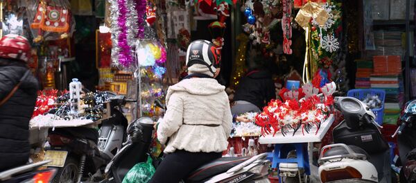Người Hà Nội mua đồ trang trí Giáng sinh - Sputnik Việt Nam