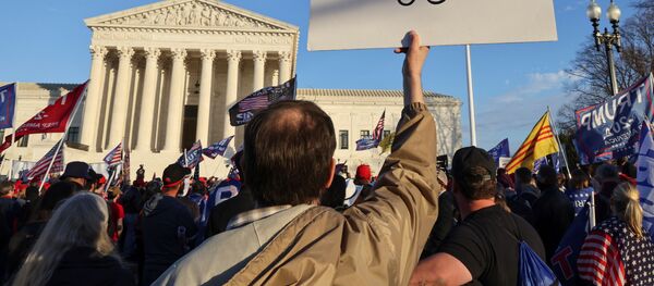 Người biểu tình phản đối kết quả bầu cử ở Washington DC, Hoa Kỳ. Người biểu tình phản đối kết quả bầu cử ở Washington DC, Hoa Kỳ. - Sputnik Việt Nam