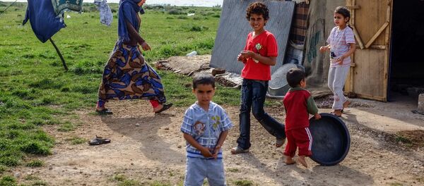 Bãi xe của dân tị nạn Bedouin Syria gần làng Qveshra ở bắc Lebanon sát gần biên giới với Syria. - Sputnik Việt Nam