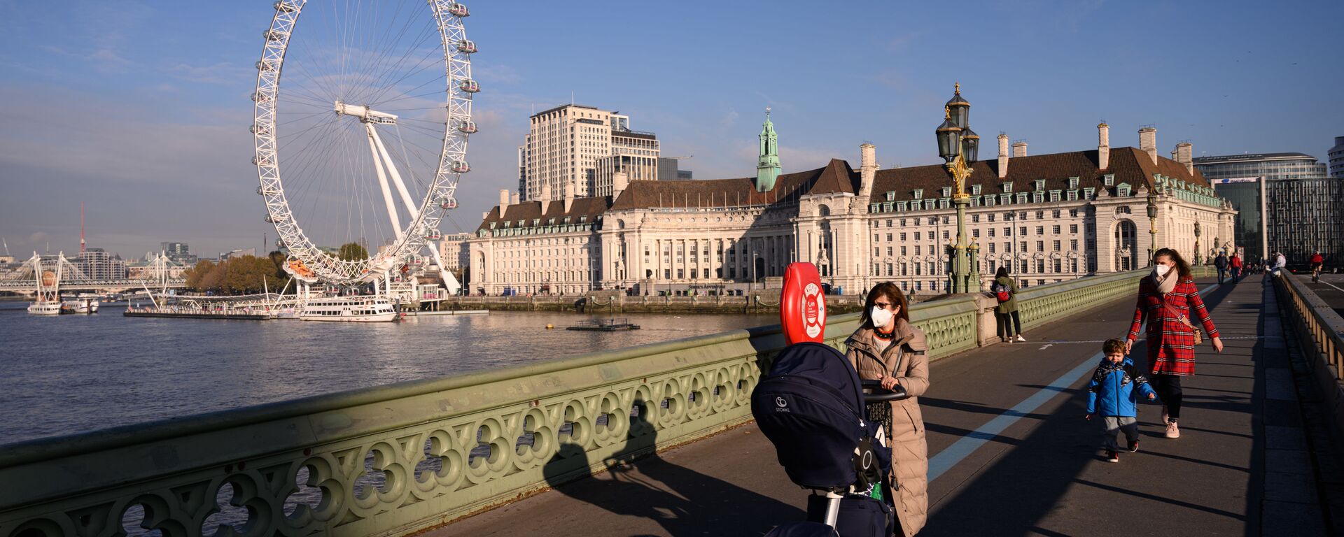 Những người đeo khẩu trang trên cây cầu ở London, Anh. - Sputnik Việt Nam, 1920, 22.12.2020