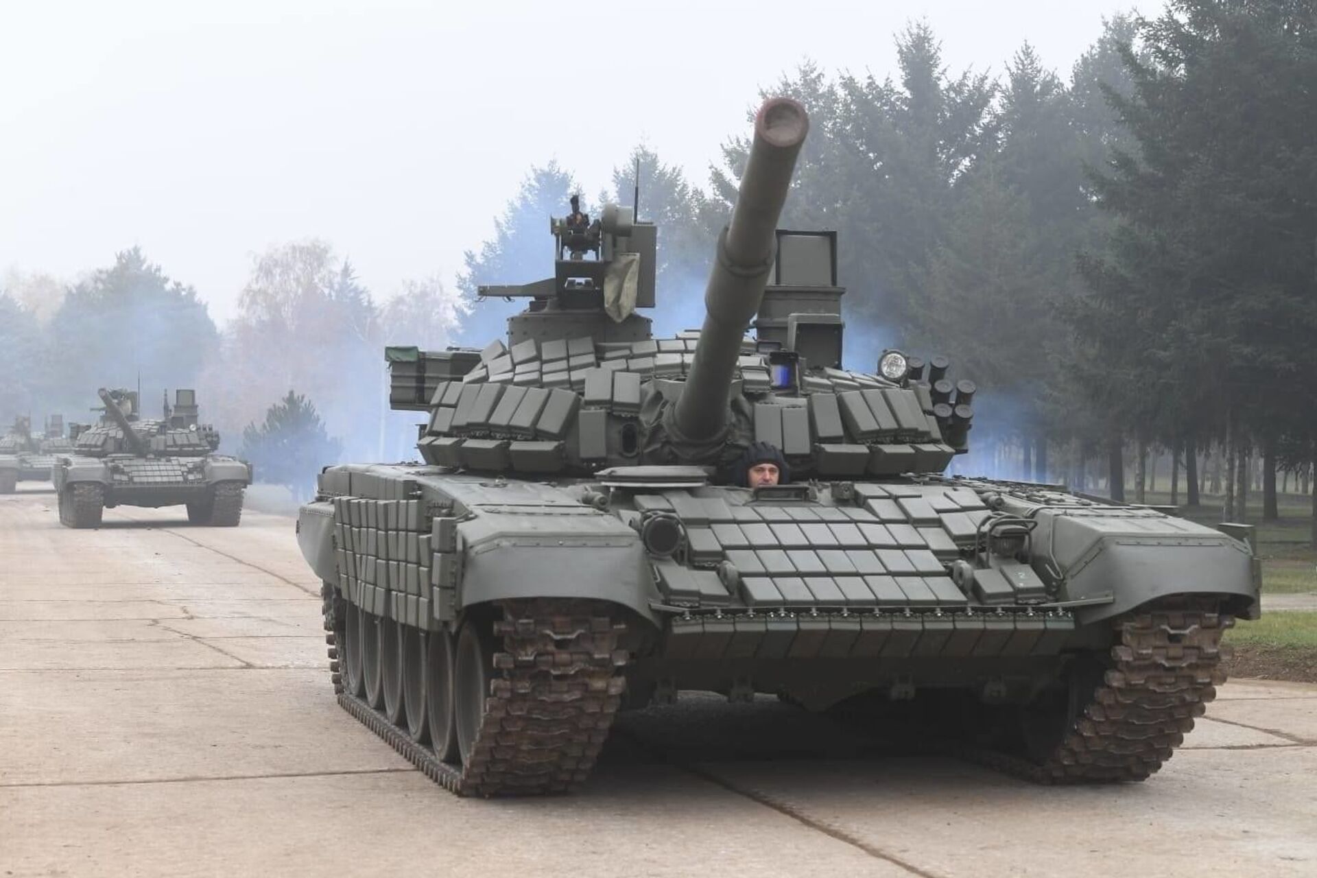 Tổng thống Serbia Aleksandar Vucic tại buổi kiểm tra xe tăng T-72MS nhận được theo thỏa thuận hợp tác kỹ thuật-quân sự với Nga - Sputnik Việt Nam, 1920, 27.10.2022