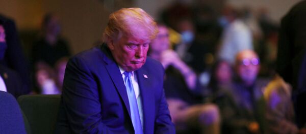 CHÚNG TA. Tổng thống Donald Trump đếm tiền trước khi quyên góp khi ông tham dự một buổi lễ tại Nhà thờ Quốc tế Las Vegas ở Las Vegas, Nevada, Hoa Kỳ, ngày 18 tháng 10 năm 2020 - Sputnik Việt Nam