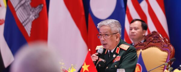 Thượng tướng Nguyễn Chí Vịnh, Thứ trưởng Bộ Quốc phòng Việt Nam, Trưởng ADSOM Việt Nam phát biểu báo cáo kết quả Hội nghị ADSOM Việt Nam. Thượng tướng Nguyễn Chí Vịnh, Thứ trưởng Bộ Quốc phòng Việt Nam, Trưởng ADSOM Việt Nam phát biểu báo cáo kết quả Hội nghị ADSOM Việt Nam. - Sputnik Việt Nam