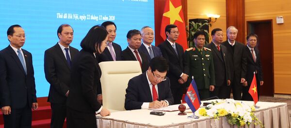 Phó Thủ tướng, Bộ trưởng Bộ Ngoại giao Phạm Bình Minh ký văn kiện phê chuẩn Hiệp ước bổ sung năm 2019 và Nghị định thư phân giới cắm mốc biên giới đất liền giữa Việt Nam và Campuchia. - Sputnik Việt Nam