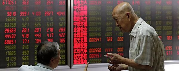 Mọi người theo dõi giá cổ phiếu tại một công ty môi giới ở Bắc Kinh Mọi người theo dõi giá cổ phiếu tại một công ty môi giới ở Bắc Kinh - Sputnik Việt Nam