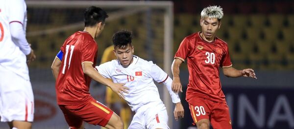 Các cầu thủ đàn em U22 thi đấu khá chững chạc trước đội hình thiếu vắng nhiều trụ cột của ĐTQG Việt Nam. - Sputnik Việt Nam