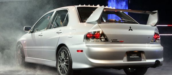 Chiếc ô tô Mitsubishi Lancer - Sputnik Việt Nam