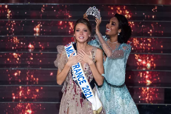 Tân Hoa hậu Pháp 2021 Miss Normandie Amandine Petit (trái) và Hoa hậu Pháp 2020 Clemence Botino Tân Hoa hậu Pháp 2021 Miss Normandie Amandine Petit (trái) và Hoa hậu Pháp 2020 Clemence Botino - Sputnik Việt Nam