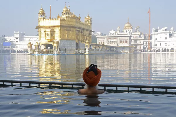 Người Sikh tắm tẩy trần trong hồ thiêng của Chùa Vàng Người Sikh tắm tẩy trần trong hồ thiêng của Chùa Vàng - Sputnik Việt Nam