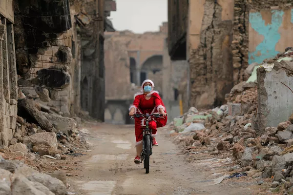 Cô gái trong trang phục Ông già Noel trên đường phố Mosul, Iraq Cô gái trong trang phục Ông già Noel trên đường phố Mosul, Iraq - Sputnik Việt Nam